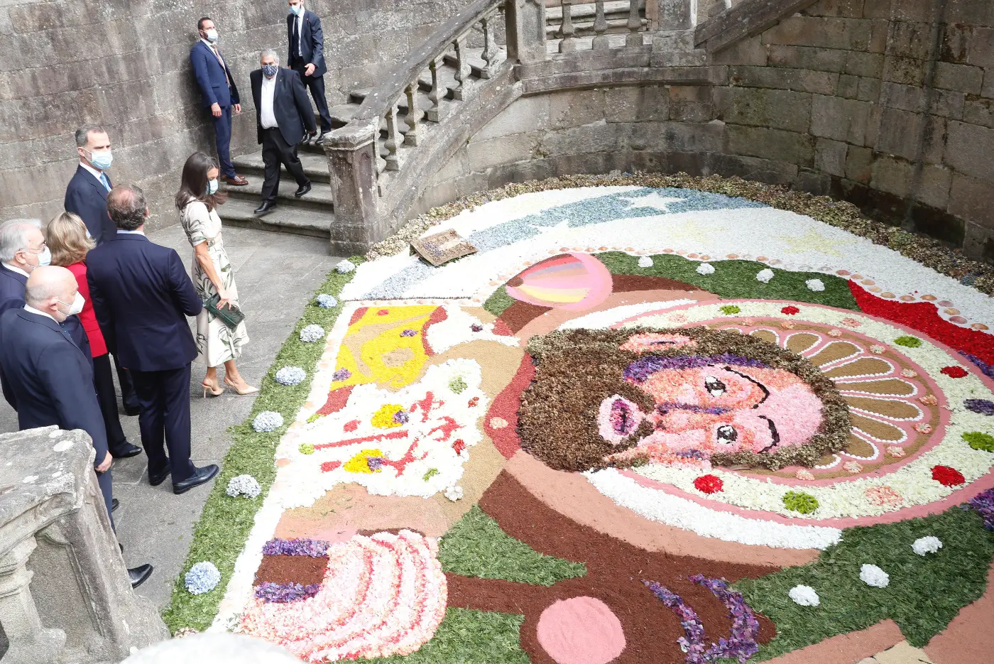 King Felipe and Queen Letizia looking at the image of the Apostle Santiago