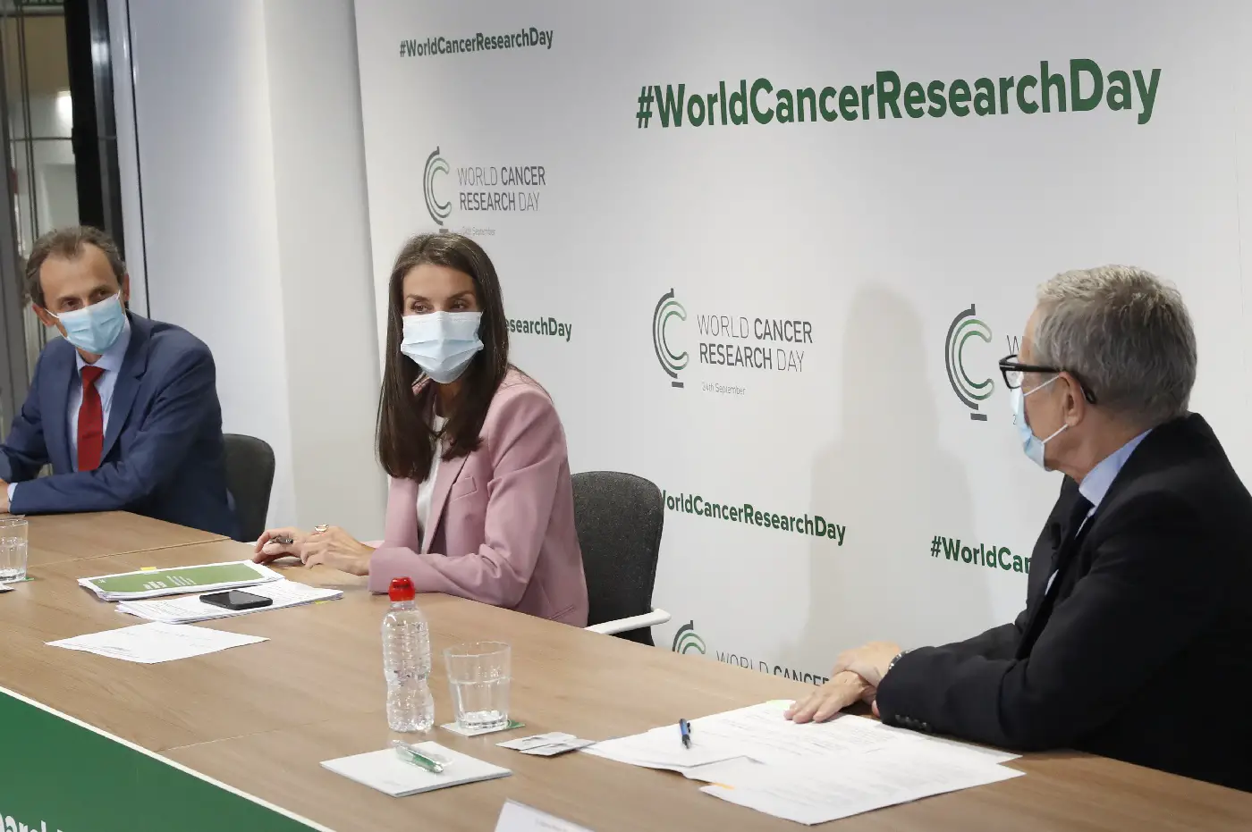 Letizia during the meeting held at the headquarters of the Spanish Association Against Cancer