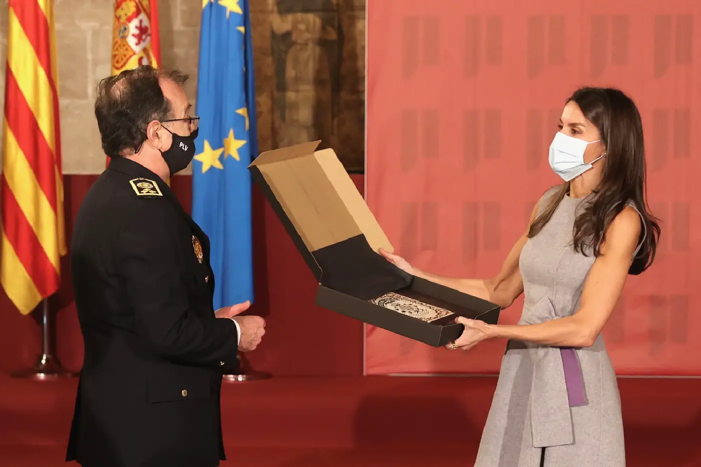 Queen receives a commemorative plaque in memory of the 150th anniversary of the Local Police of Valencia