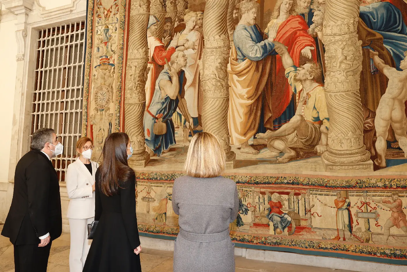 Letizia receives explanations from the curator of the 'Rafael in Palace' exhibition, Concha Herrero