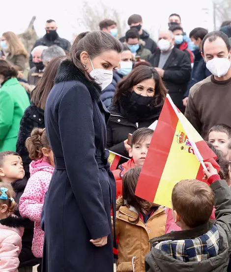 Letizia with some little ones from Brea de Tajo who receive her with some Spanish flags during a visit to elderly homes 1