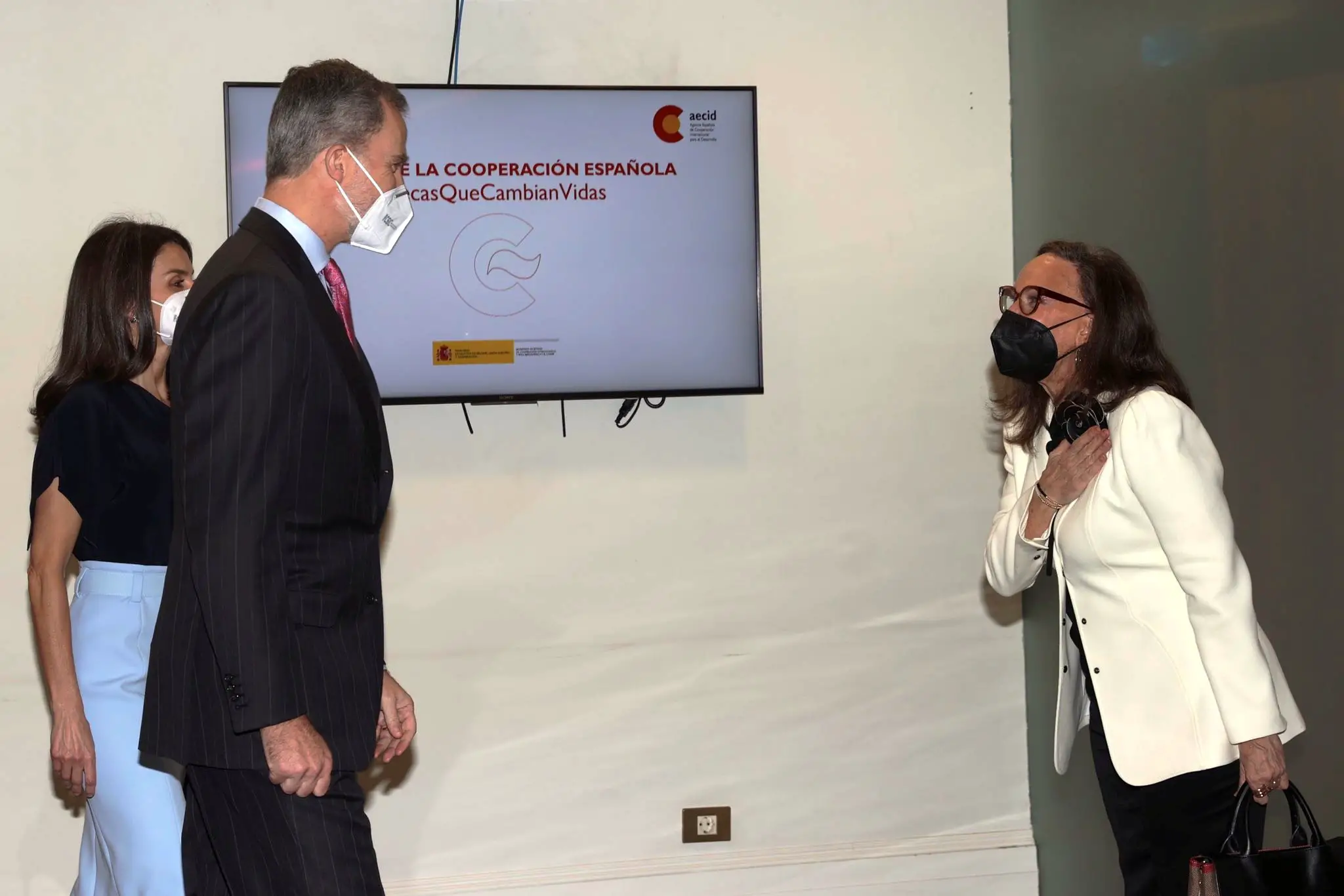 King Felipe and Queen Letizia of Spain today presented the “Scholarships of The Spanish Cooperation #BECASQUECAMBIANVIDAS” at the Viana Palace