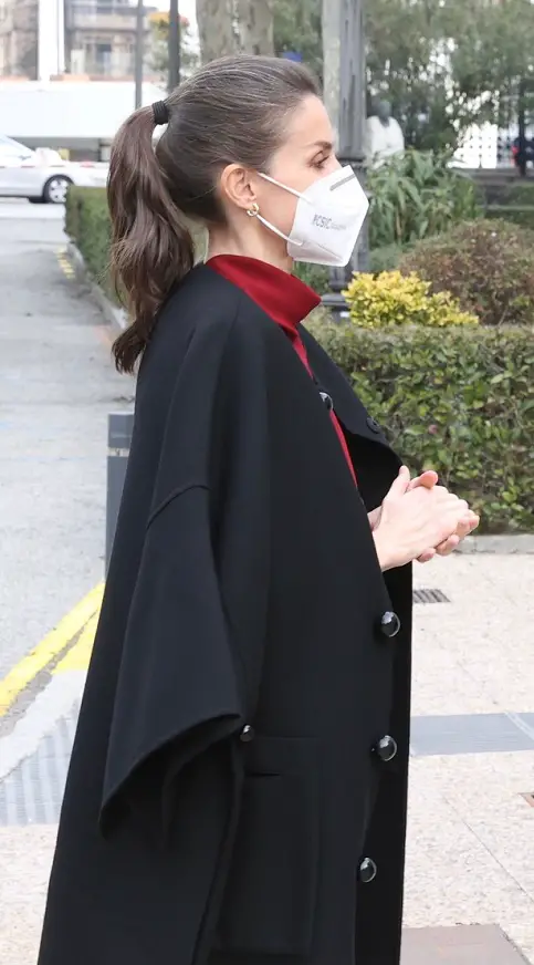 Upon Arrivial Queen Letizia was wearing black wool Carolina Herrera cape coat