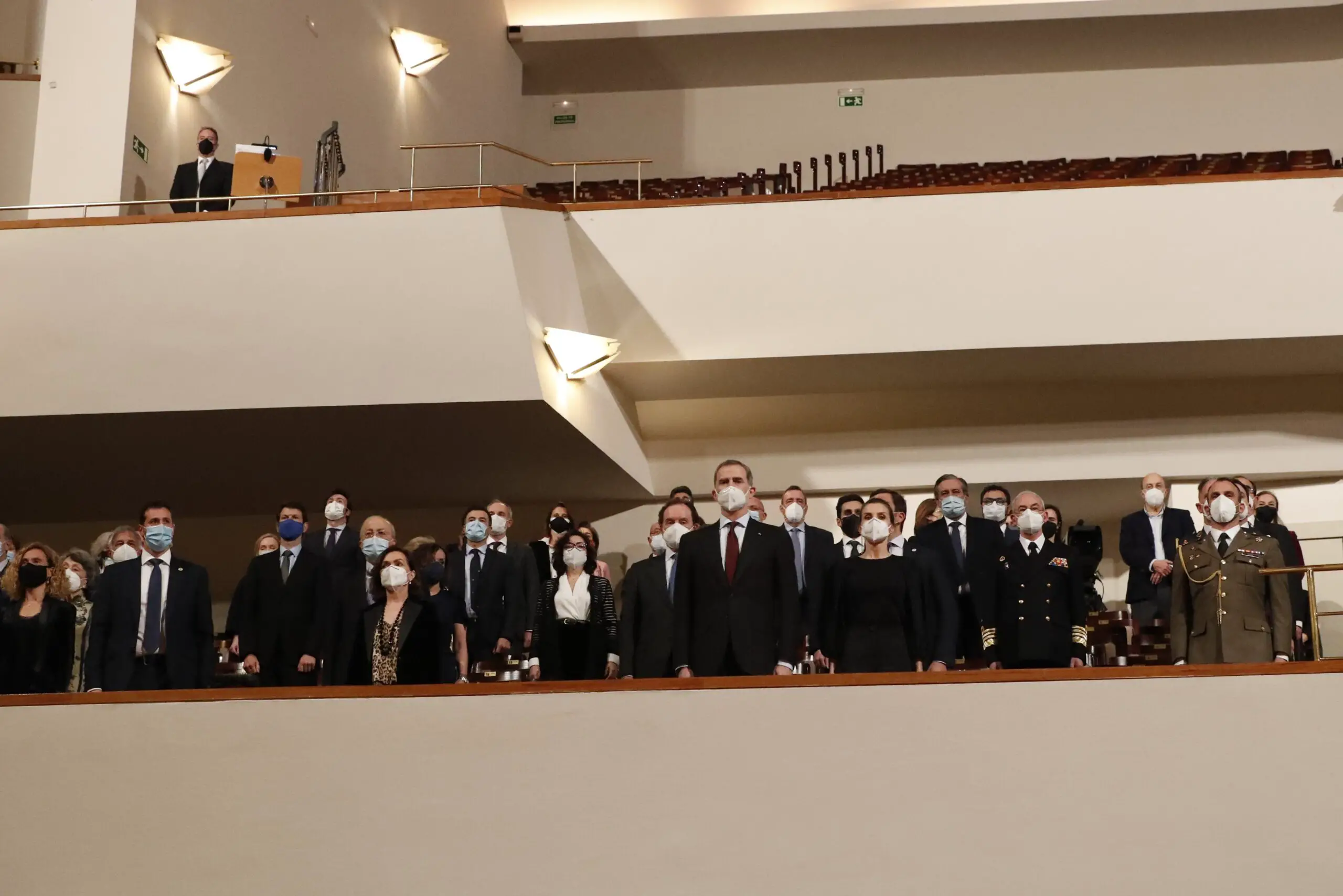 At the end of the concert, Felipe and Letizia met with the representatives of the Symphony Orchestra, the Spanish Radio Television Choir, and the soloists