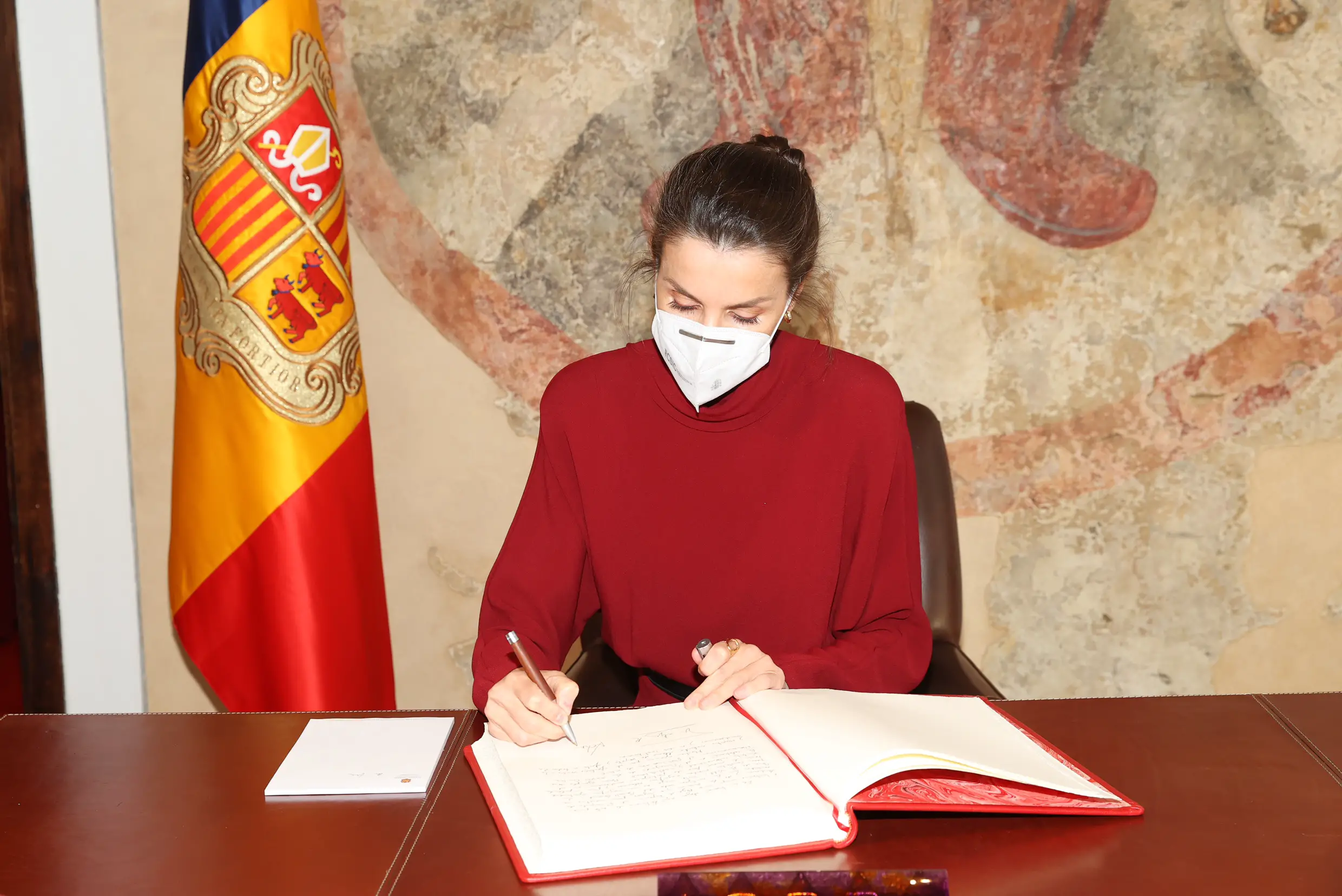 The Royal couple held a meeting with the General Ombudsman of Andorra and the parliamentary authorities of the Principality of Andorra and signed the Book of Honor