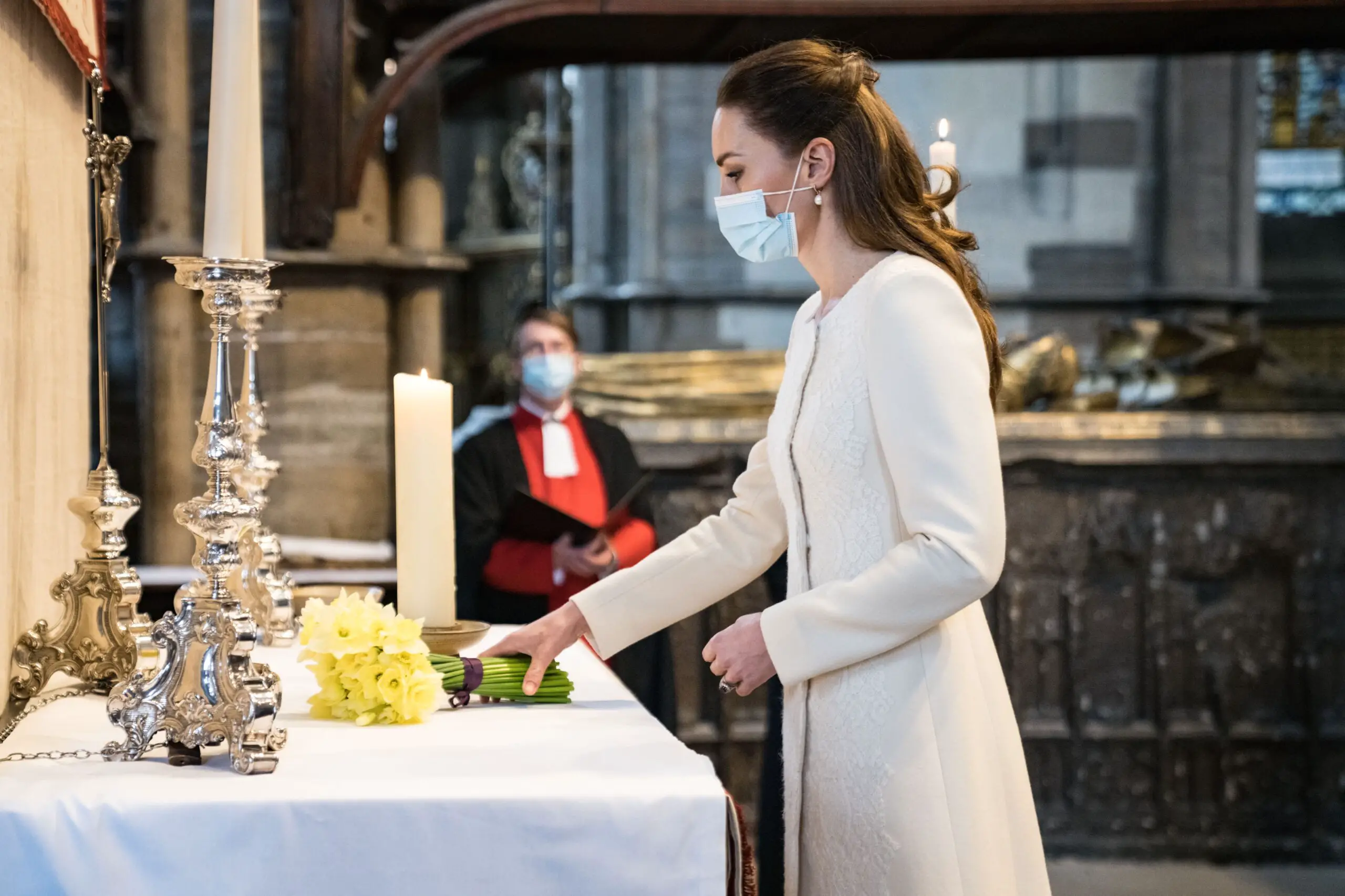 The Duchess of Cambridge laid deffodils at the poet corner in London