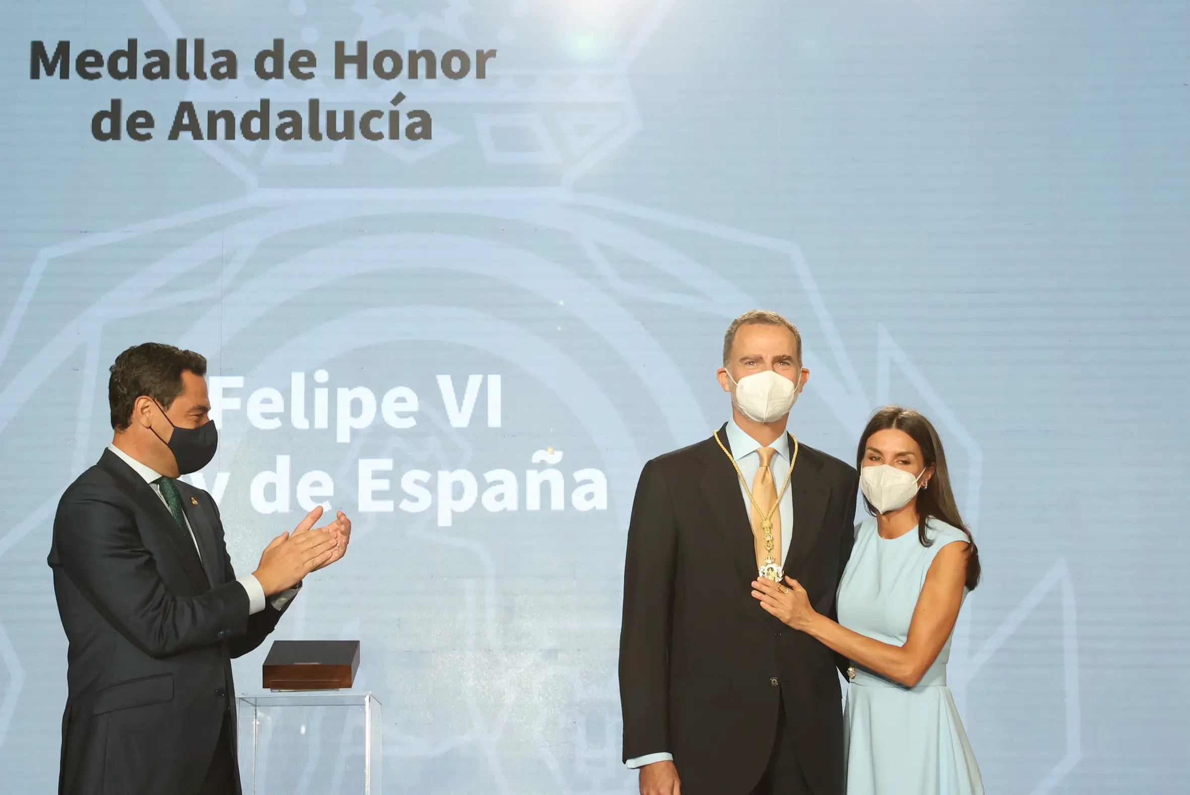 The King and Queen attended an event at the Palace of San Telmo where King Felipe was presented with the first Medal of Honor of Andalusia.