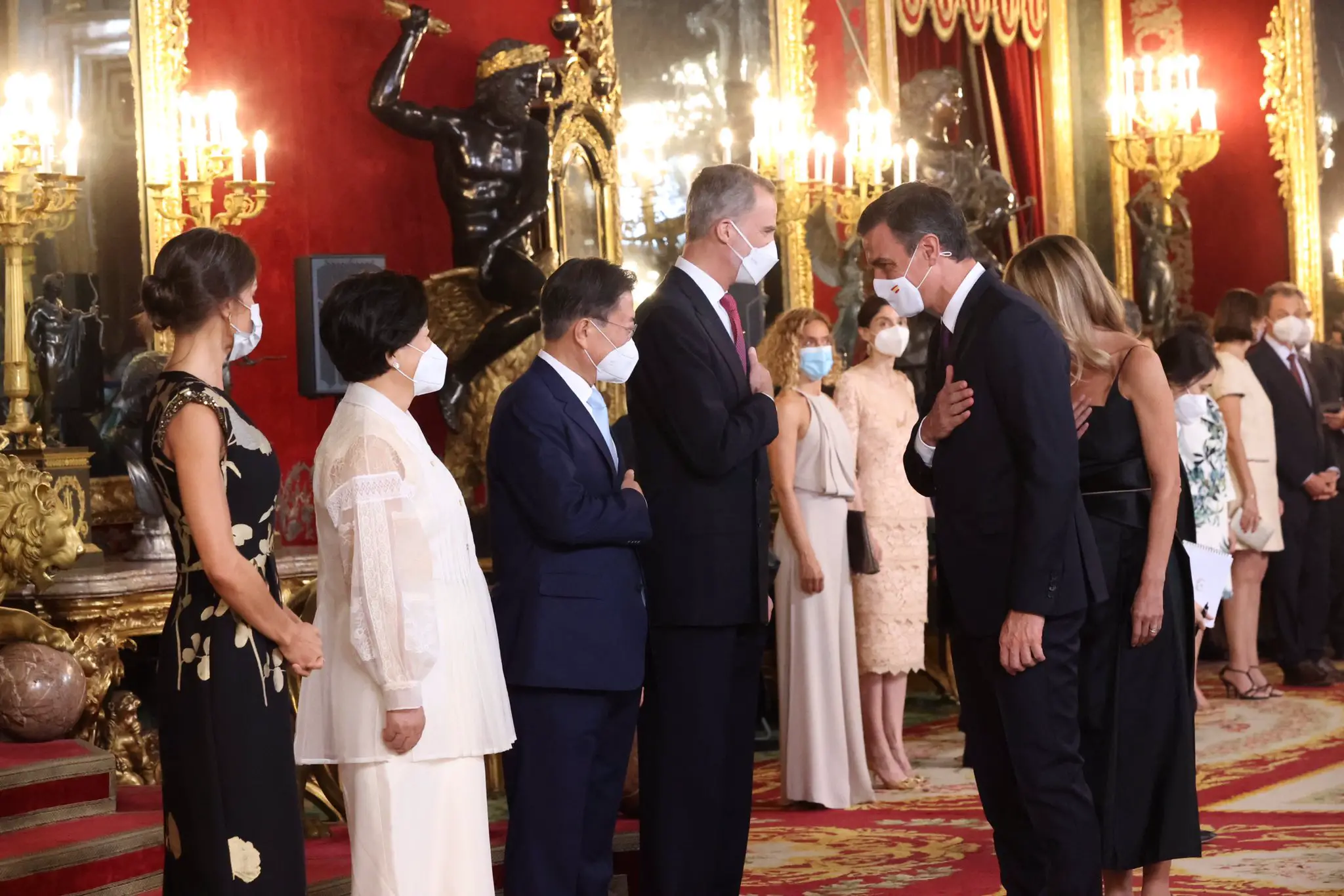 After welcoming the President of the Republic of South Korea, Moon Jae-In and Mrs Kim Jung-sook in the afternoon, King Felipe and Queen Letizia hosted a dinner for the couple at the Royal Palace of Zarzuela in Madrid