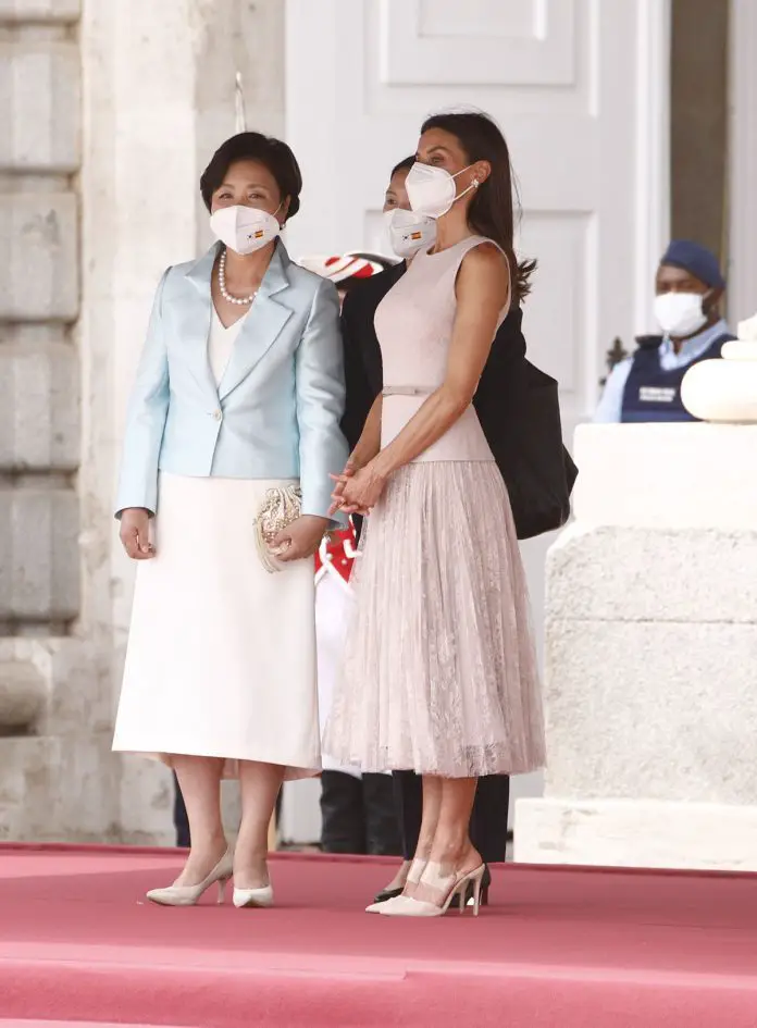 Queen Letizia of Spain with the First Lady of South Korea during the welcome ceremony.