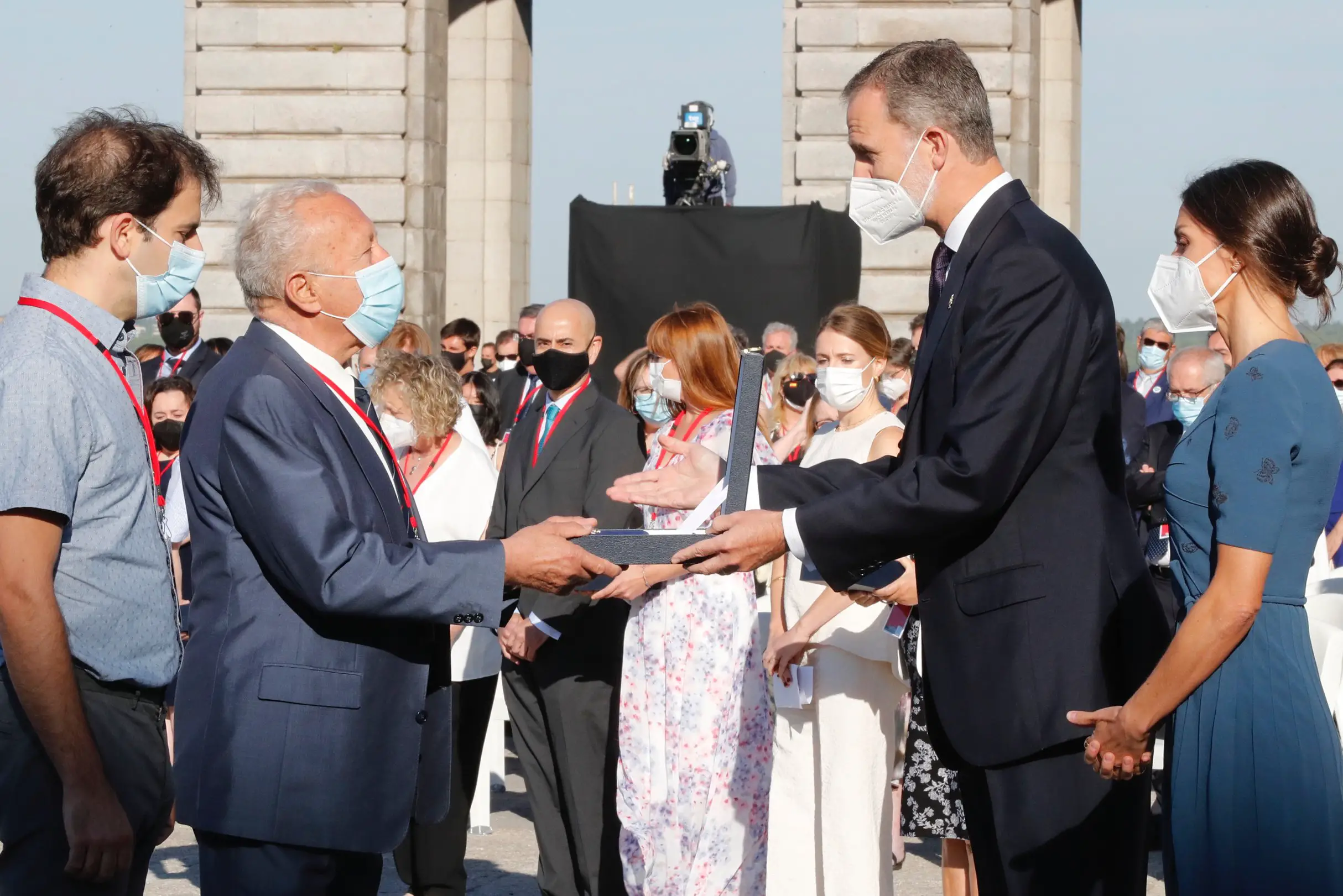 King Felipe presenting Order of Civil Merit to the family members of Frontline workersa