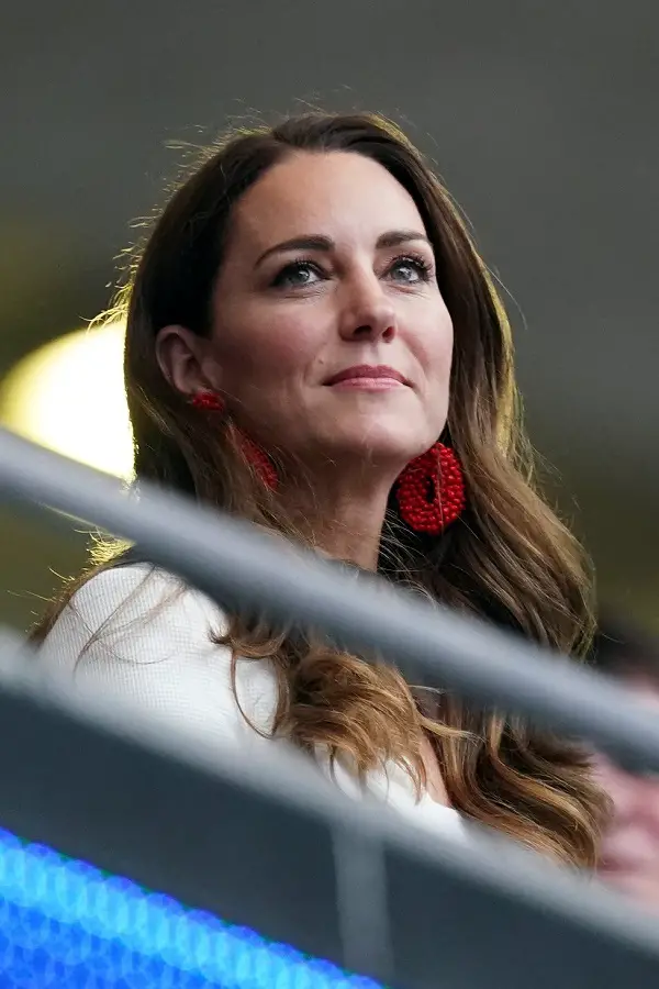 The Duchess of Cambridge chose Monochrome Look for EURO final