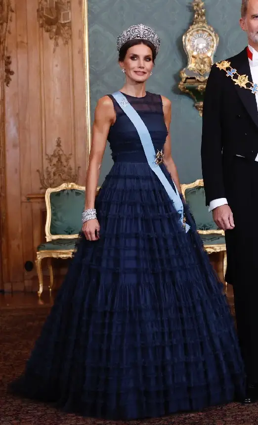 Queen Letizia chose a sleeveless H&M conscious gown