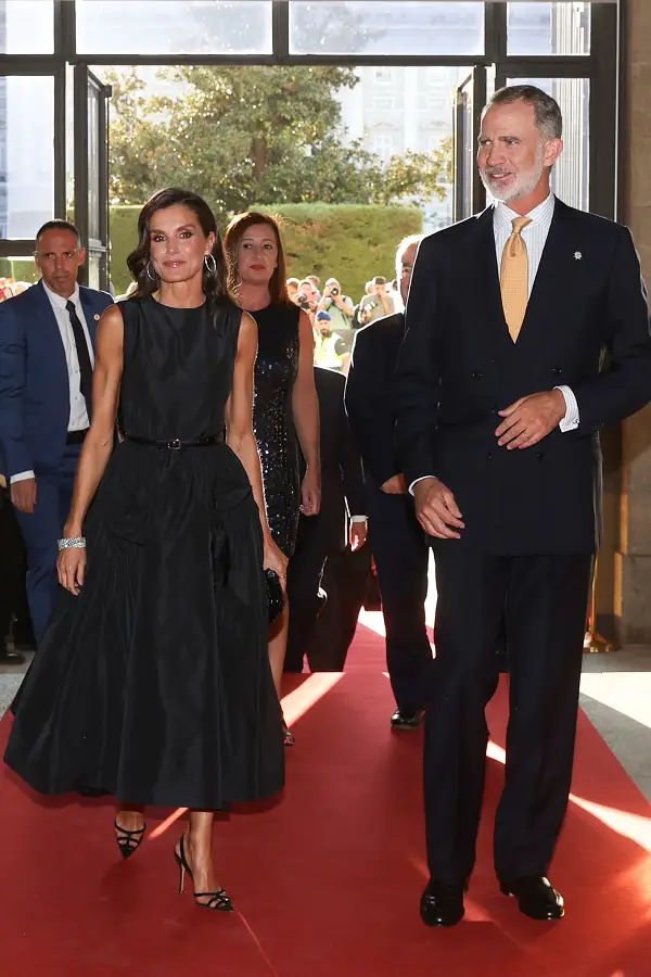 Queen Letizia dazzled in black outfit at the opening of 2023 2024 Royal Theatre openign