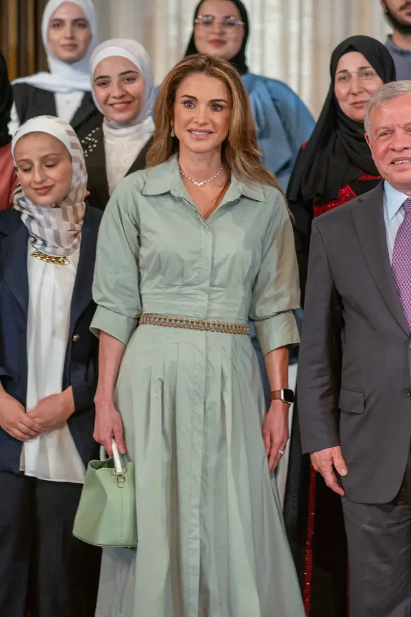 Queen Rania in summer green for meeting with academic achievers with King Abdullah II